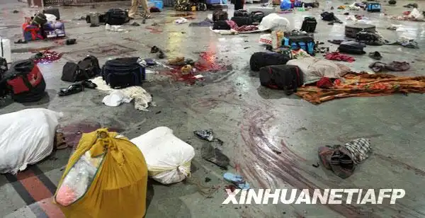 11月26日,发生恐怖袭击事件的印度孟买火车站内行李散落一地.