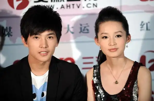 杨洋连续2篇文暧昧李沁 她霸撤单身声明 网疯:初恋复合?