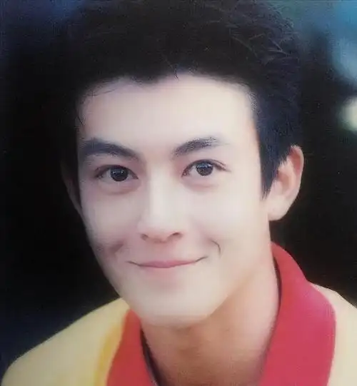 陈冠希抱女儿撒娇,父爱满满,回首当年颜值巅峰!