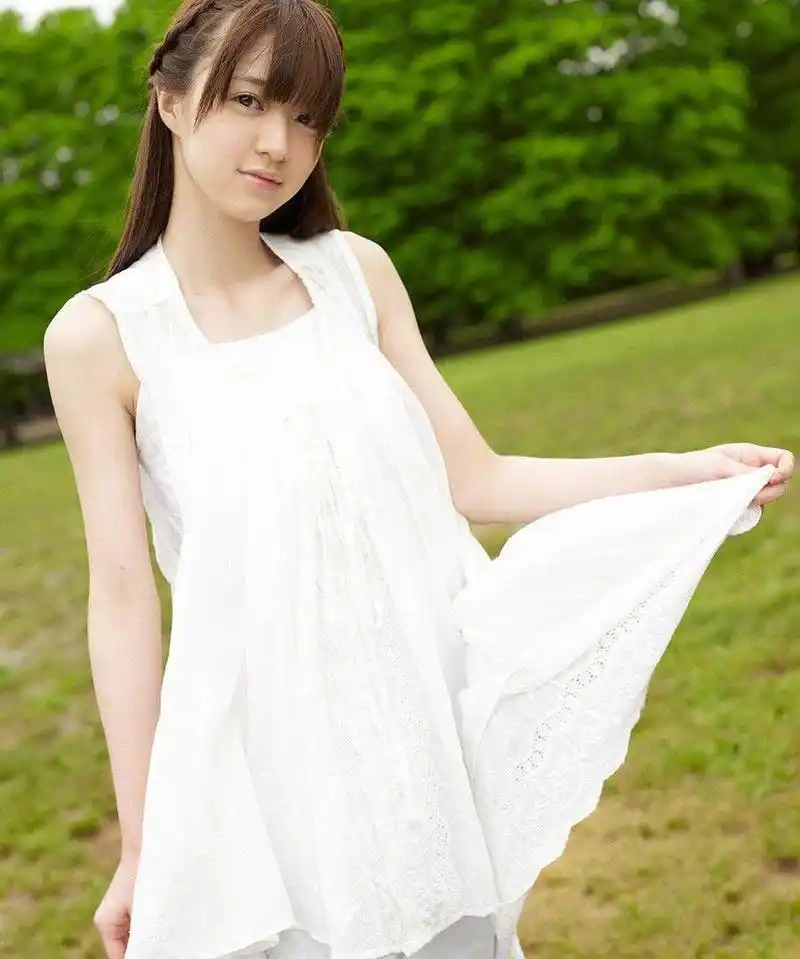 青春靓丽的女孩,清新风格户外摄影~ #娱乐最前沿