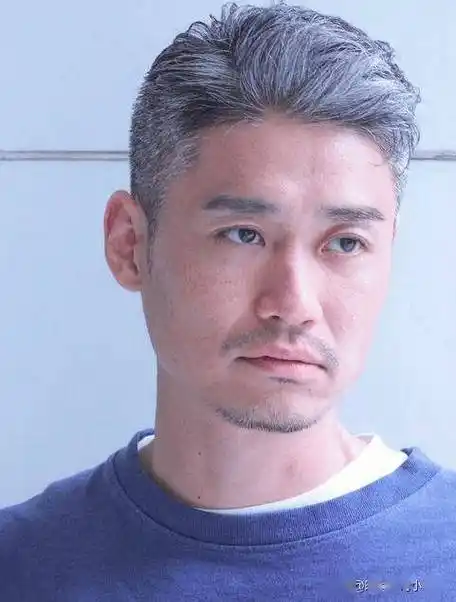 如果头发稀疏的话,建议选这3种发型,帅气还显发量_形象_男性_中年