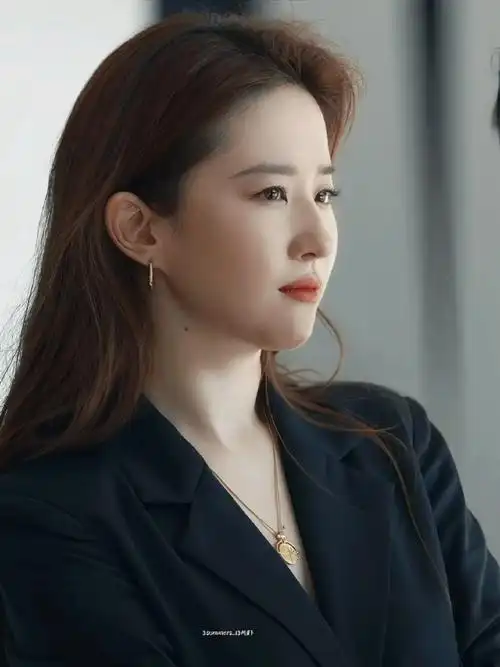 刘亦菲黄衬衫大波浪造型##刘亦菲广告拍摄行程