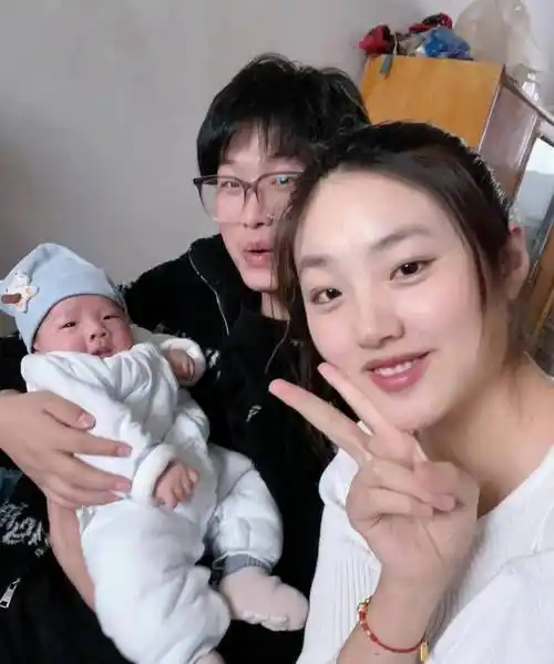 田静弟媳晒全家福,一家三口同框照幸福满满_景甜_直播_田鑫浩