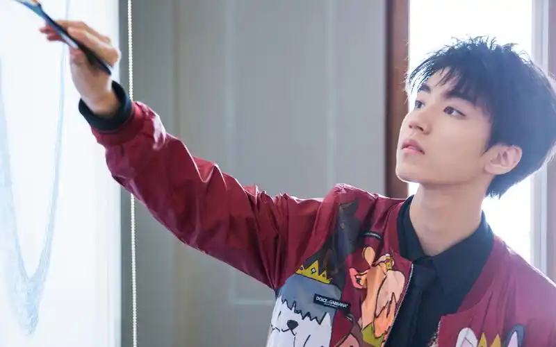 电脑壁纸 明星 大陆明星 王俊凯探索斯沃琪的世界