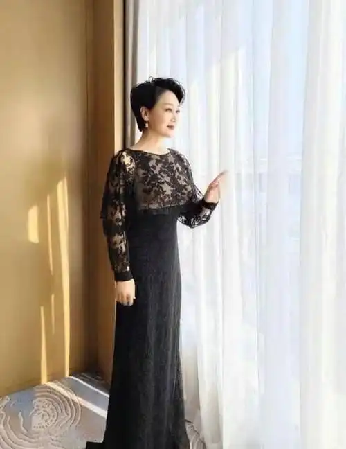 58岁王姬身材真"丰满",穿蓝色蕾丝连衣裙风姿绰约,气质太惊艳