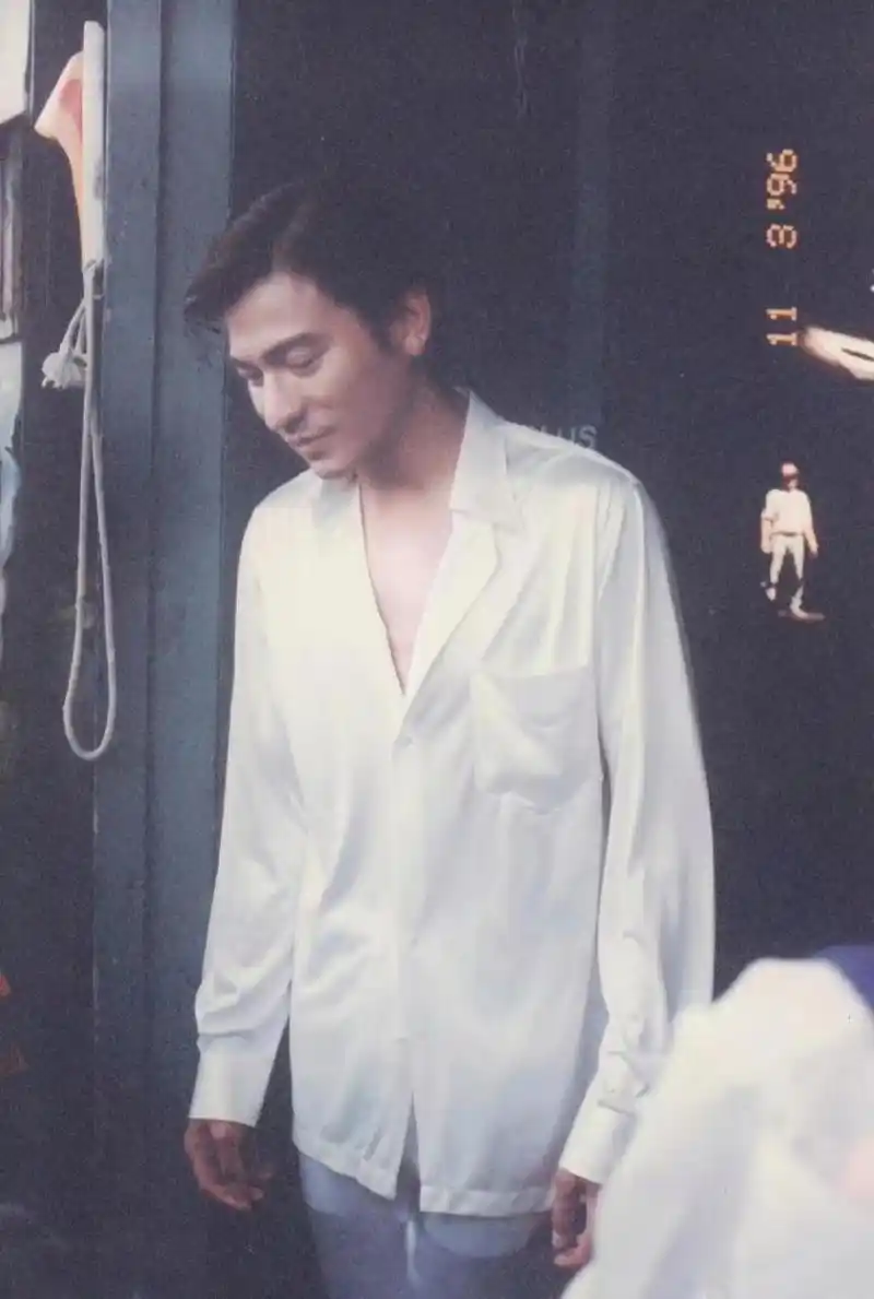 老照片,1996年的刘德华,那时的华仔脸上还未完全褪去稚气,青涩又立体