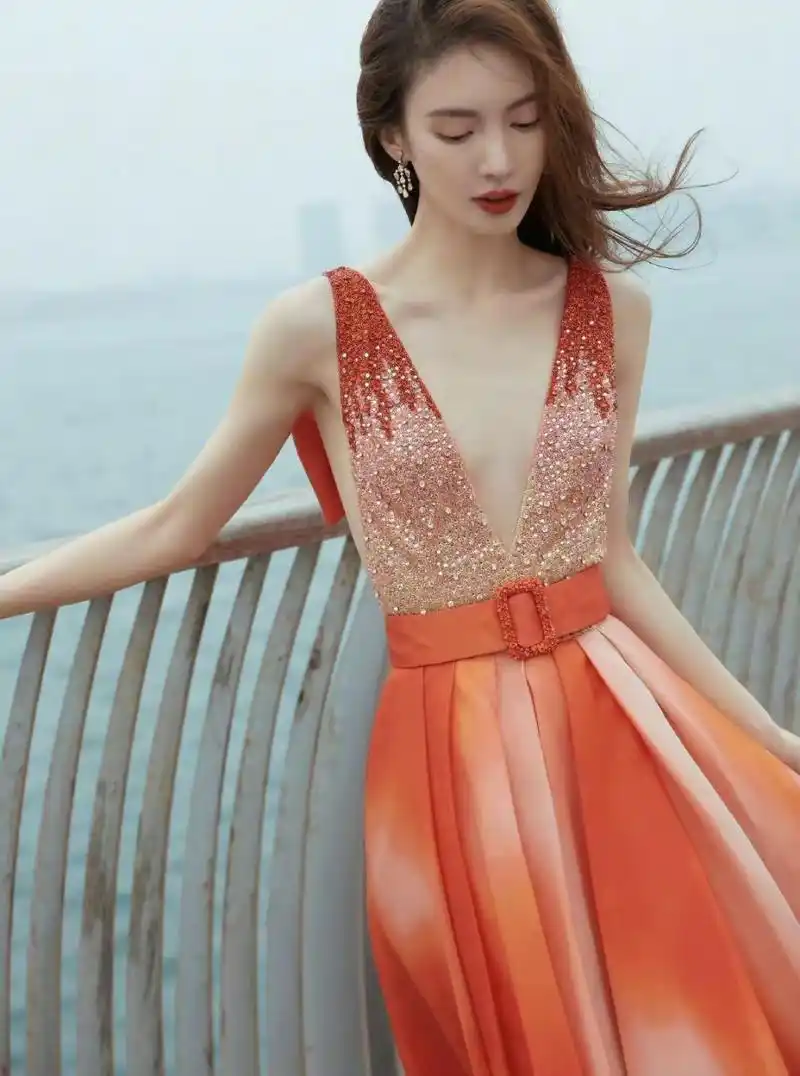 中再次回应了之前吐槽女明星穿深v礼服走红毯时却刻意捂着胸口的言论