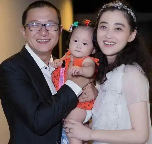 2012年,40岁的梅婷在拍摄古装剧《推拿》时邂逅了一位叫曾剑的摄影师.