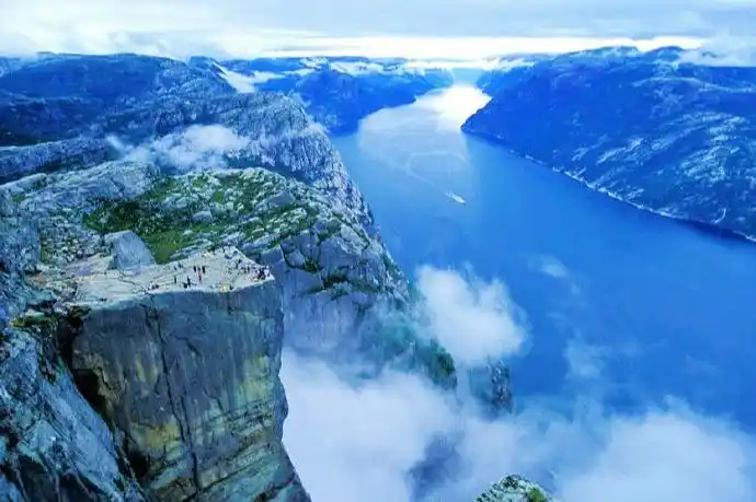 世界罕见奇观挪威魔岩三杰