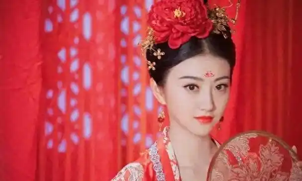 景甜晒美照,肉粉色抹胸裙优雅性感,小露香肩秀含蓄腼腆|连衣裙_网易