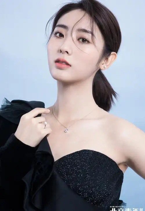 邢菲斜肩礼裙性感写真图片812