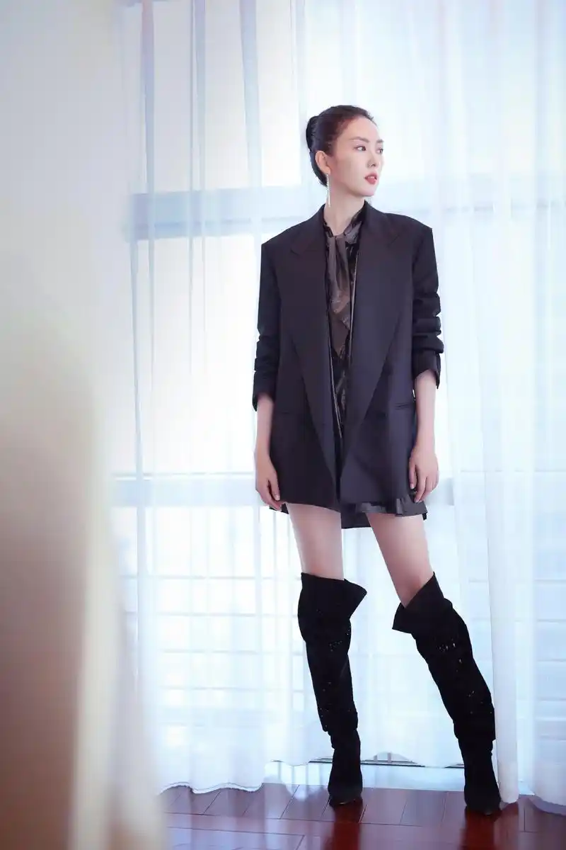 原创童瑶气场开挂身穿西服外套配短裤大秀美腿帅气又吸睛真惊艳