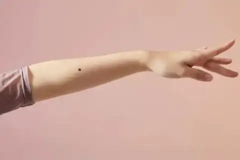 手臂内侧有痣的女人有什么寓意 手臂有痣的位置与命运