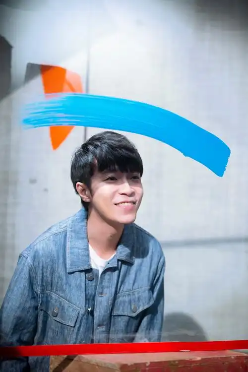 《蜂鸟》mv发布 吴青峰灵动出镜