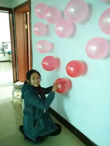 我用气球在墙上拼了个爱心的形状