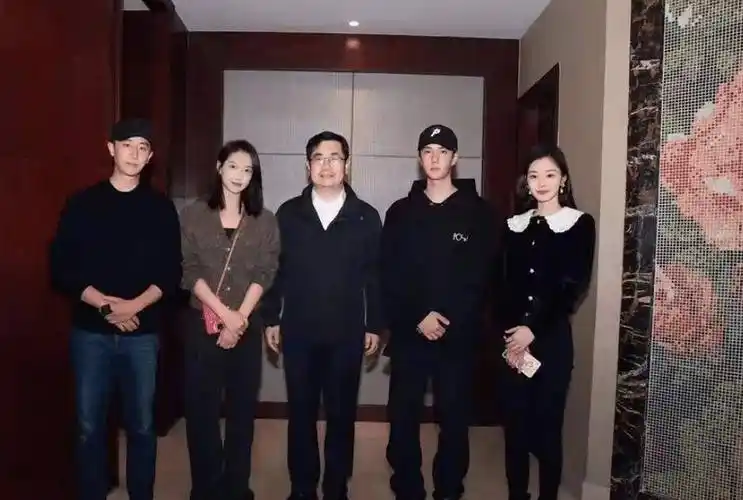 原创风起洛阳后台合影照黄轩宋茜站旁边c位王一博引争议