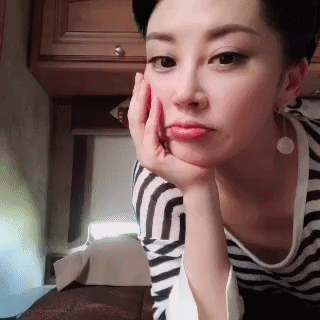 许晴微博发动图让粉丝猜唇语网友你要睡觉啦申请陪睡