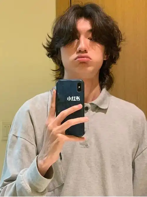 对镜自拍日系狼尾烫复古氛围感