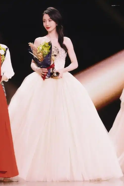 微博之夜神图##angelababy蝴蝶造型走秀##angelababy微博之夜