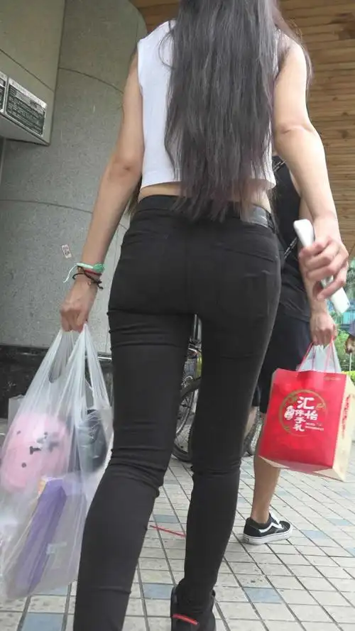 街拍: 穿紧身裤露肚皮的美女, 穿这么大方要被骂了!