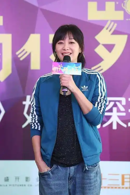 徐静蕾"天生优势"没办法,老了还是很甜,穿黑色背带裙好显嫩_中年_活力