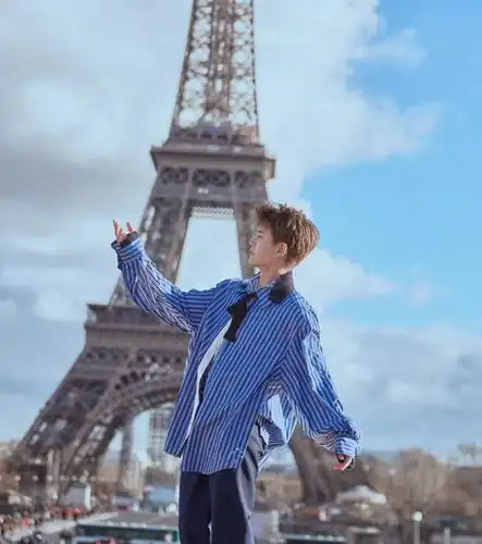 任嘉伦清新活泼风,背带裤配浅蓝色衬衫,充满了可爱的男孩感