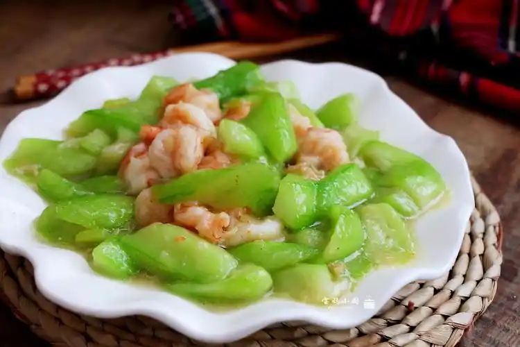 【虾仁丝瓜】食材:丝瓜280克,虾仁70克,葱花适量,白胡椒粉少许,料酒