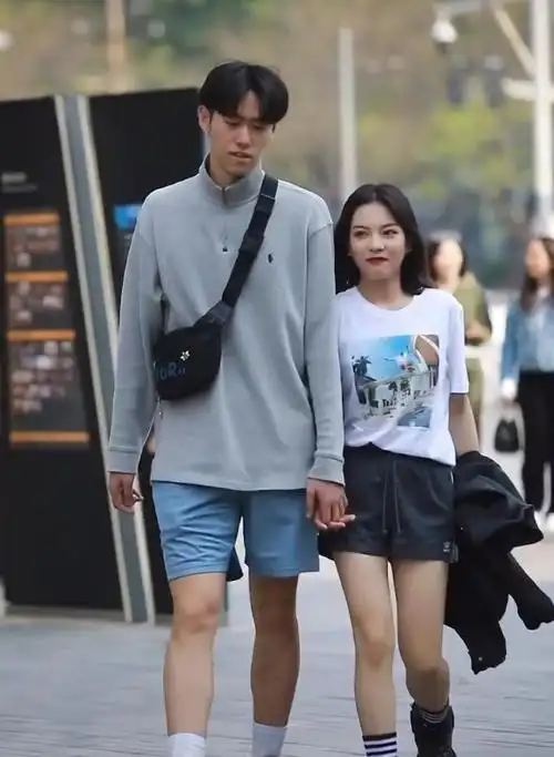 这一对情侣也有很不错的身高差,女孩大概是160cm左右,而男孩应该比她