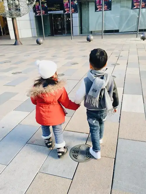 牵手 ——是信任 ——也是分享 哥哥与妹妹