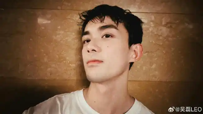 吴磊晒淋雨自拍#可爱又帅气!什么角度都好看!