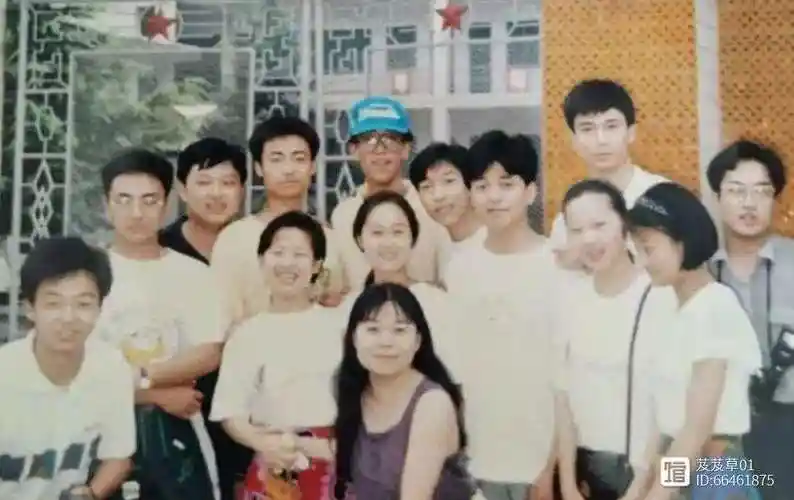 音乐才子李健因一张旧照片上了热搜中学老师说他除了眼神比小时候深邃