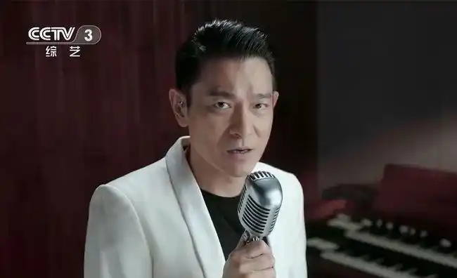 刘德华参加央视端午晚会,与周笔畅隔空对唱,年近60依旧帅气