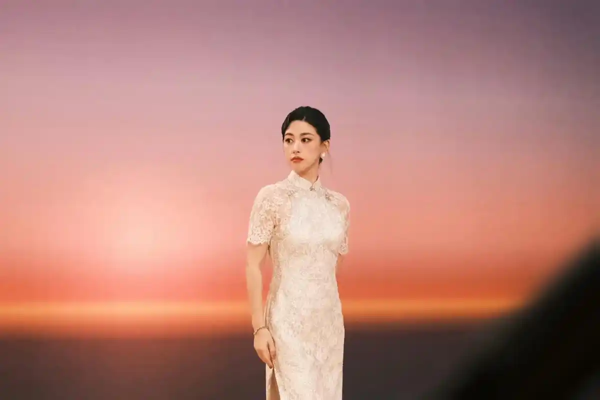 姐姐太有韵味了,真的一秒入画江南～ 朱珠再穿旗袍#朱珠