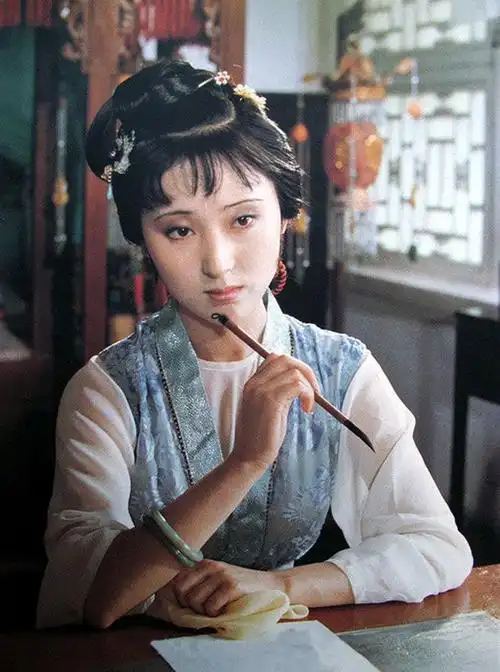 87版《红楼梦》陈晓旭饰林黛玉,林黛玉生得倾城倾国容貌,兼有旷世诗才