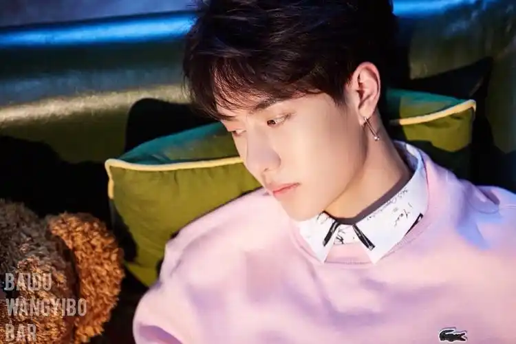 有没有mtjj有王一博粉色背景的图片? - 知乎