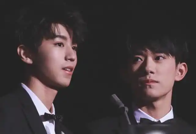 王俊凯千玺真住一起双方团队一手促成住宅楼梯壁灯是最好证明