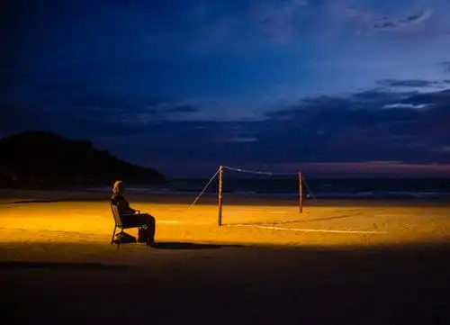 图注:一个人在海边欣赏晚霞也是一种浪漫