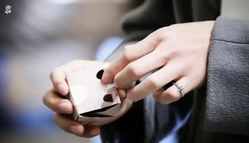 甲缘修剪恰到好处,干净,对就是干净,这是照着我的审美长得一双手#肖战