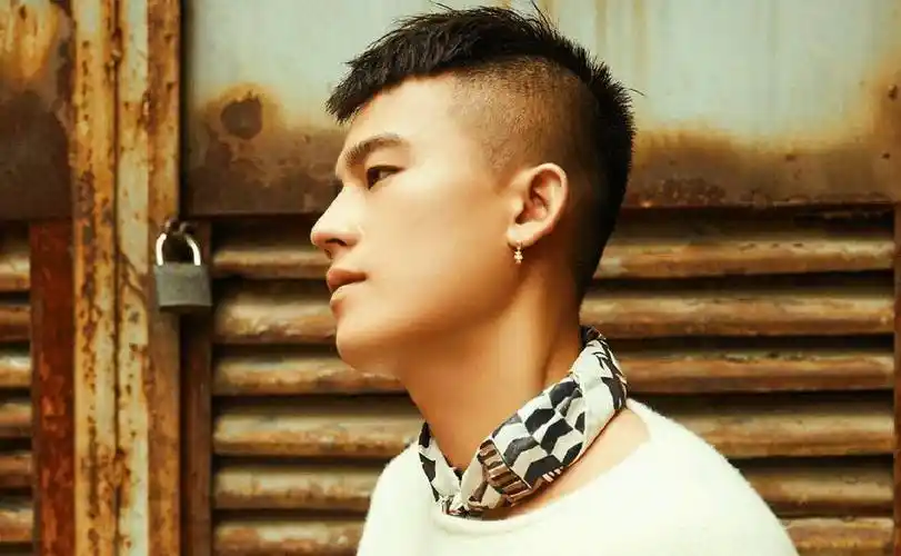 欧豪身上有着独特的少年气,痞帅痞帅的,而且笑起来也蛮阳光_感觉_资源