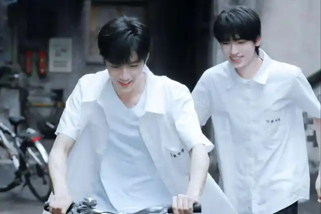 刘耀文和宋亚轩互动被放大关系亲密也有错时代峰峻立场很鲜明