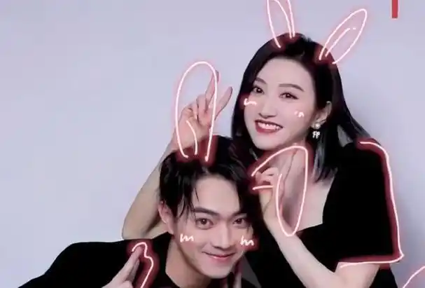 景甜现场摸许凯腹肌满屏的cp感让人羡慕不已2