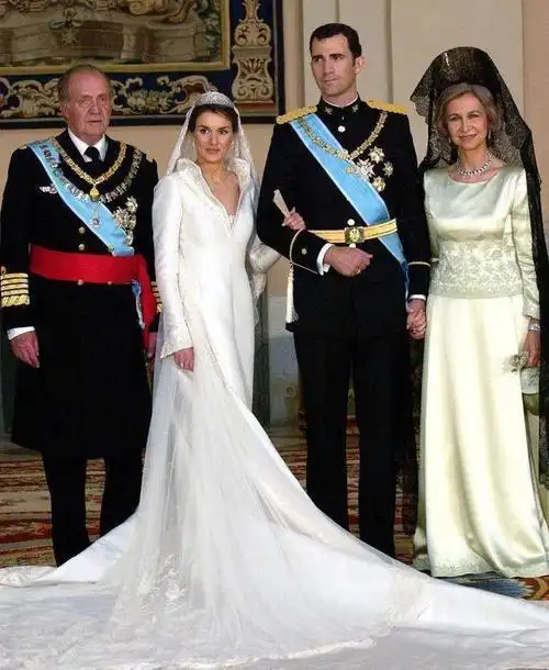 莱蒂西亚王后与费利佩六世的世纪婚礼大回顾一组老照片见证玄