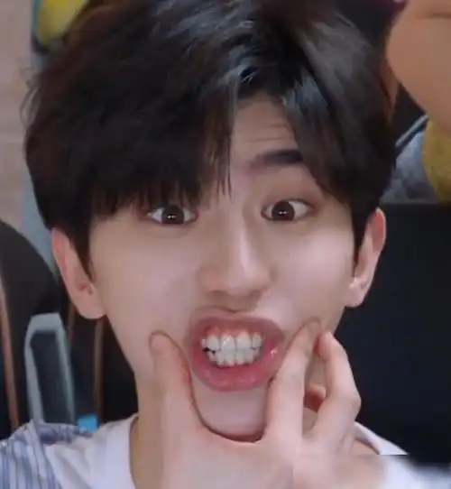 蔡徐坤人设崩塌颜值被嘲下巴线条像极了刘梓晨倍显奇怪