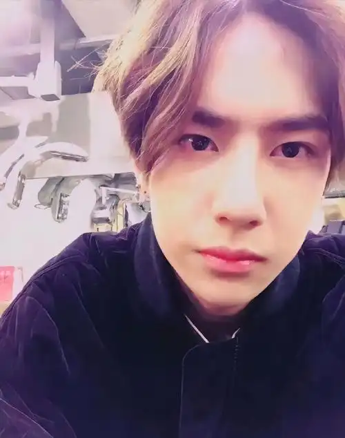 来看点博博的自拍吧@uniq-王一博    #王一博的考古日常