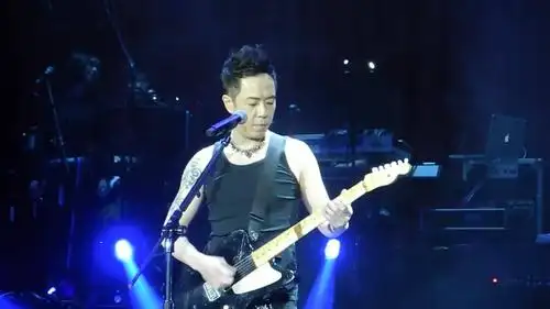 黄贯中《海阔天空》前奏响起就被感动了,结尾的solo无人超越