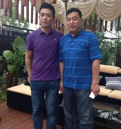 央视主持张宏民60岁坐在街头吃冰棍一生无儿无女无恋爱经历