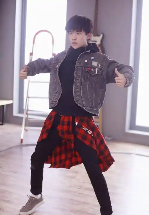 18岁易烊千玺真会穿!白色卫衣搭配破洞牛仔裤,阳光帅气又时尚!