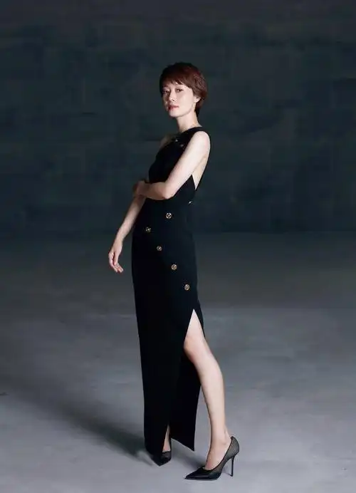 离婚后马伊琍状态真好,一袭单肩黑色礼服搭配高跟鞋,优雅知性!