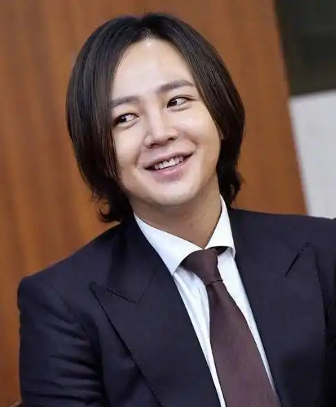 外形帅气又忧郁的男孩纸,各种大海报,贴纸充斥着小编的床头和本子里