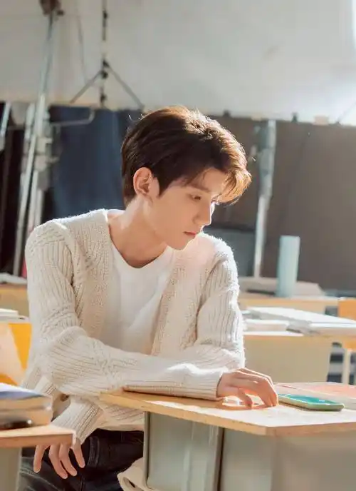 王源被工作室强行开场,故意不给粉丝露脸,这个偶像太难带了_汤圆_截图